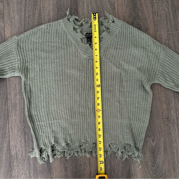 NWOT Women’s Sage Grey/ Green V-Neck Distressed Sweater Size Medium - Picture 2 of 5